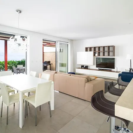 Sleeps 12 With Pool Air Con And Wifi * Slatine
