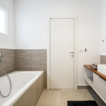 Sleeps 12 With Pool Air Con And Wifi Willa Slatine