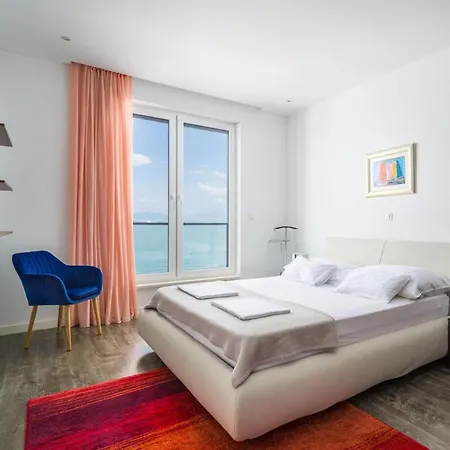 Sleeps 12 With Pool Air Con And Wifi