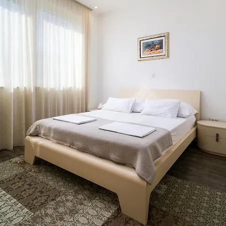 Sleeps 12 With Pool Air Con And Wifi Willa *